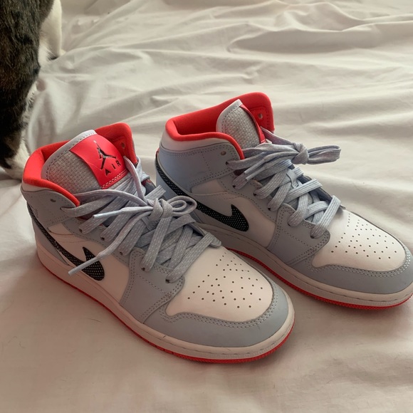 Air Jordan 1 Mid GS ‘Half Blue Polka Dot Swoosh’ - Picture 2 of 6